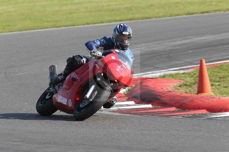 Motorcycle action photographs;Trackday digital images;event digital images;eventdigitalimages;no limits trackday;peter wileman photography;snetterton;snetterton circuit norfolk;snetterton photographs;trackday;trackday photos
