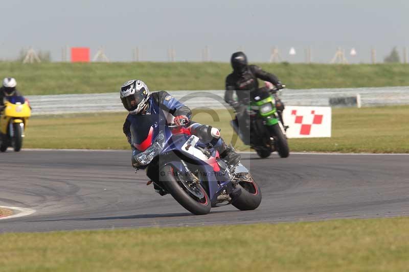 Motorcycle action photographs;Trackday digital images;event digital images;eventdigitalimages;no limits trackday;peter wileman photography;snetterton;snetterton circuit norfolk;snetterton photographs;trackday;trackday photos