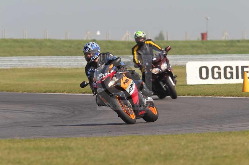 Motorcycle action photographs;Trackday digital images;event digital images;eventdigitalimages;no limits trackday;peter wileman photography;snetterton;snetterton circuit norfolk;snetterton photographs;trackday;trackday photos