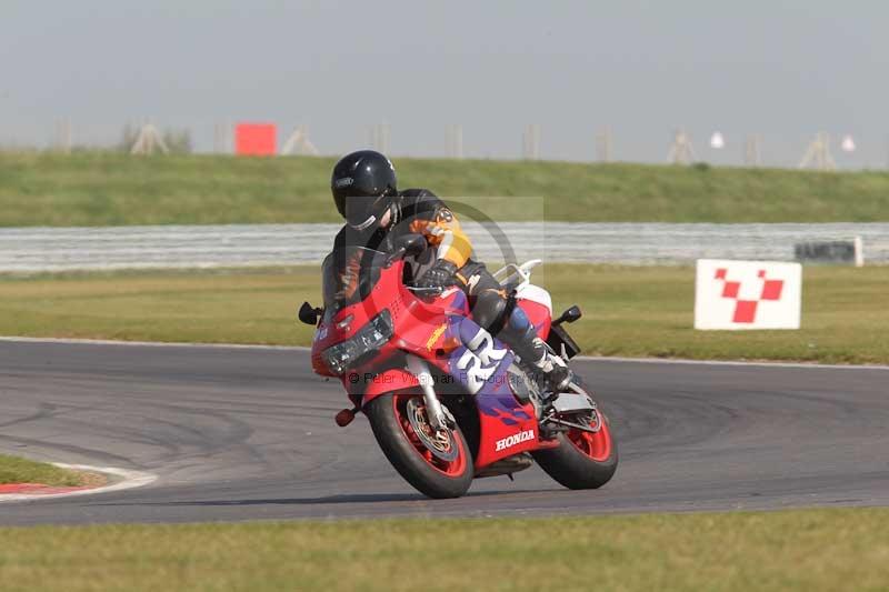 Motorcycle action photographs;Trackday digital images;event digital images;eventdigitalimages;no limits trackday;peter wileman photography;snetterton;snetterton circuit norfolk;snetterton photographs;trackday;trackday photos