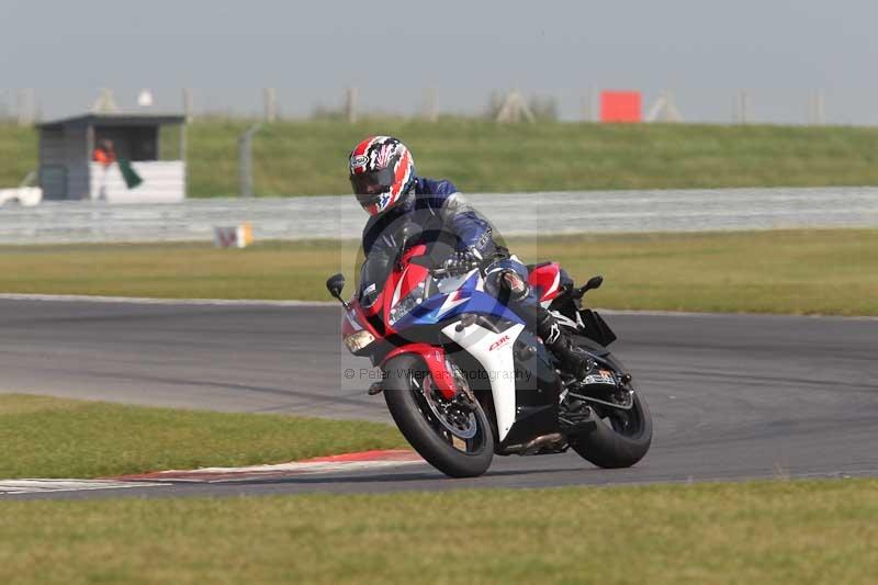 Motorcycle action photographs;Trackday digital images;event digital images;eventdigitalimages;no limits trackday;peter wileman photography;snetterton;snetterton circuit norfolk;snetterton photographs;trackday;trackday photos