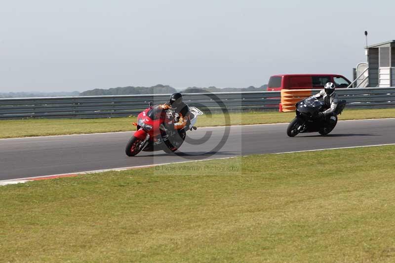 Motorcycle action photographs;Trackday digital images;event digital images;eventdigitalimages;no limits trackday;peter wileman photography;snetterton;snetterton circuit norfolk;snetterton photographs;trackday;trackday photos