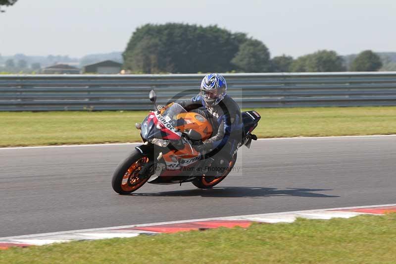 Motorcycle action photographs;Trackday digital images;event digital images;eventdigitalimages;no limits trackday;peter wileman photography;snetterton;snetterton circuit norfolk;snetterton photographs;trackday;trackday photos