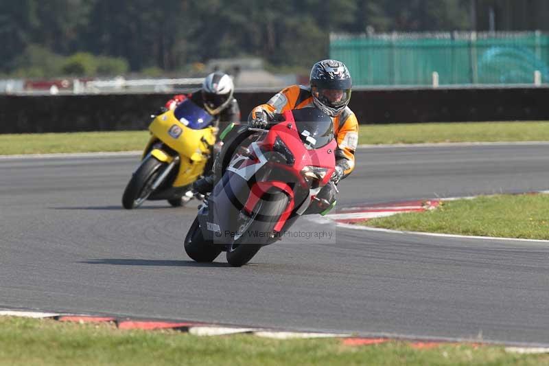 Motorcycle action photographs;Trackday digital images;event digital images;eventdigitalimages;no limits trackday;peter wileman photography;snetterton;snetterton circuit norfolk;snetterton photographs;trackday;trackday photos