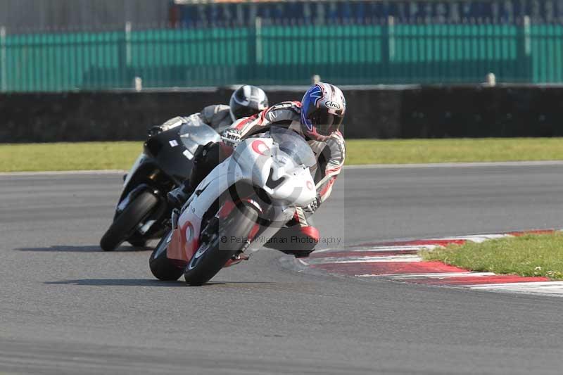 Motorcycle action photographs;Trackday digital images;event digital images;eventdigitalimages;no limits trackday;peter wileman photography;snetterton;snetterton circuit norfolk;snetterton photographs;trackday;trackday photos