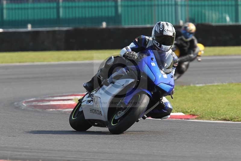 Motorcycle action photographs;Trackday digital images;event digital images;eventdigitalimages;no limits trackday;peter wileman photography;snetterton;snetterton circuit norfolk;snetterton photographs;trackday;trackday photos