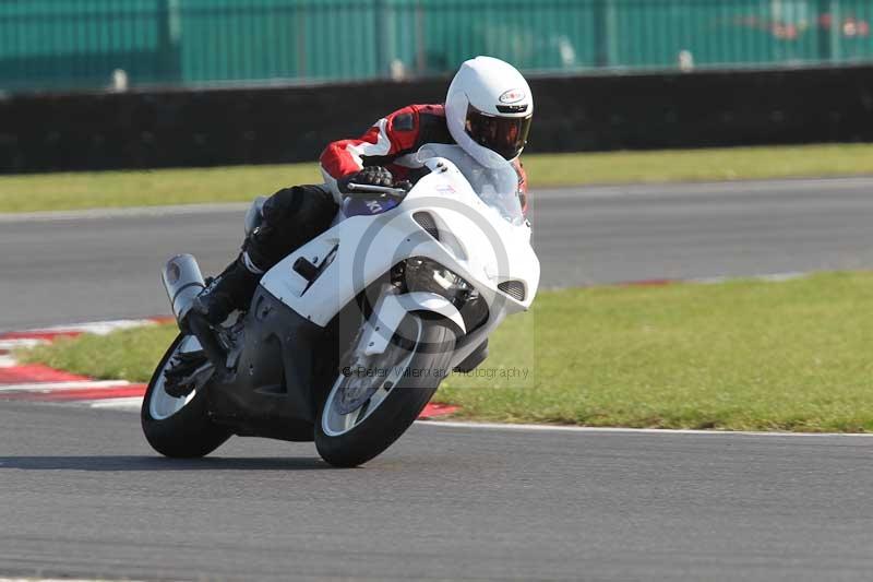 Motorcycle action photographs;Trackday digital images;event digital images;eventdigitalimages;no limits trackday;peter wileman photography;snetterton;snetterton circuit norfolk;snetterton photographs;trackday;trackday photos