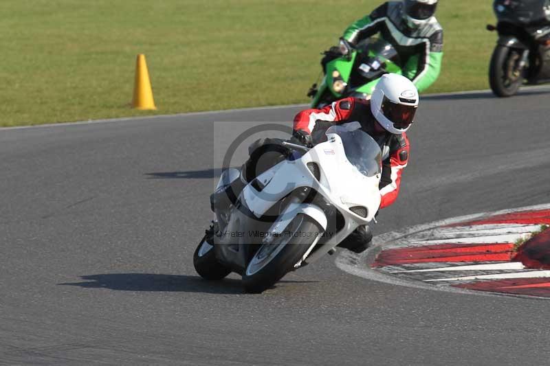 Motorcycle action photographs;Trackday digital images;event digital images;eventdigitalimages;no limits trackday;peter wileman photography;snetterton;snetterton circuit norfolk;snetterton photographs;trackday;trackday photos