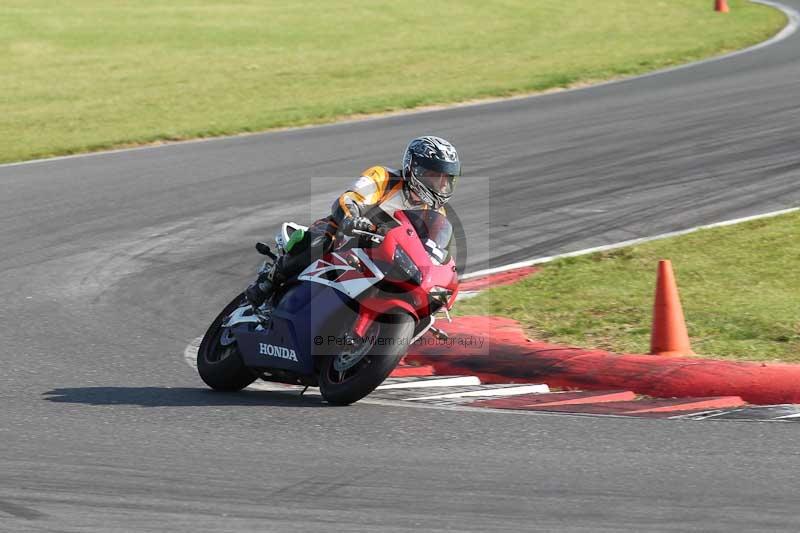 Motorcycle action photographs;Trackday digital images;event digital images;eventdigitalimages;no limits trackday;peter wileman photography;snetterton;snetterton circuit norfolk;snetterton photographs;trackday;trackday photos