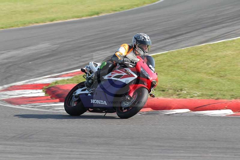 Motorcycle action photographs;Trackday digital images;event digital images;eventdigitalimages;no limits trackday;peter wileman photography;snetterton;snetterton circuit norfolk;snetterton photographs;trackday;trackday photos