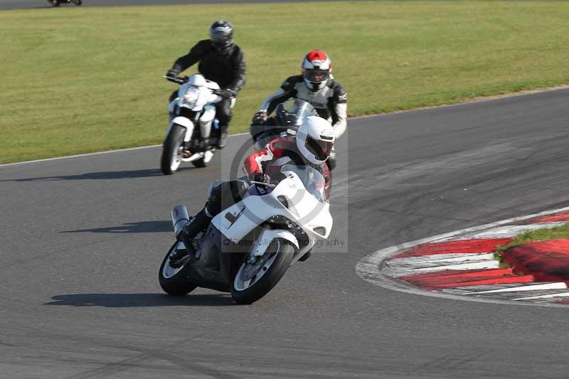 Motorcycle action photographs;Trackday digital images;event digital images;eventdigitalimages;no limits trackday;peter wileman photography;snetterton;snetterton circuit norfolk;snetterton photographs;trackday;trackday photos