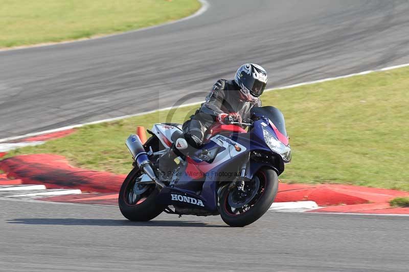 Motorcycle action photographs;Trackday digital images;event digital images;eventdigitalimages;no limits trackday;peter wileman photography;snetterton;snetterton circuit norfolk;snetterton photographs;trackday;trackday photos