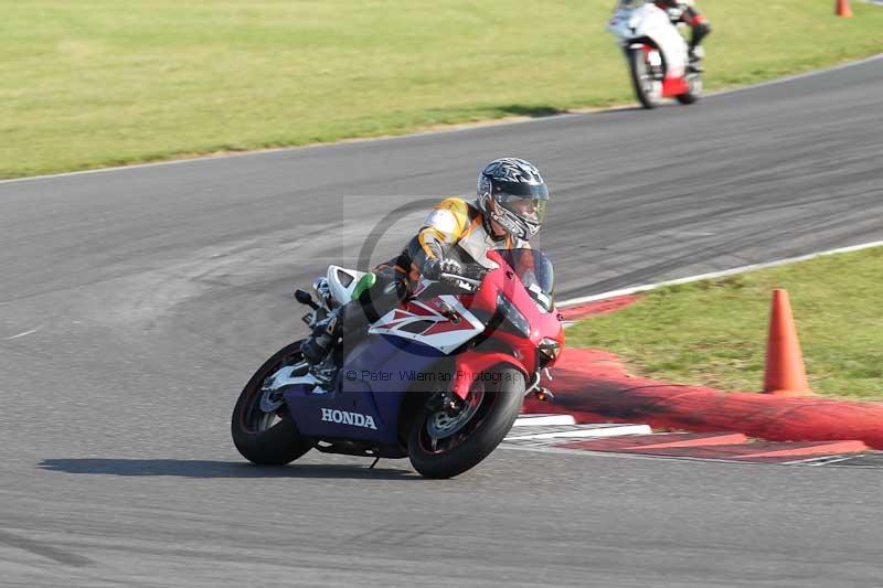 Motorcycle action photographs;Trackday digital images;event digital images;eventdigitalimages;no limits trackday;peter wileman photography;snetterton;snetterton circuit norfolk;snetterton photographs;trackday;trackday photos