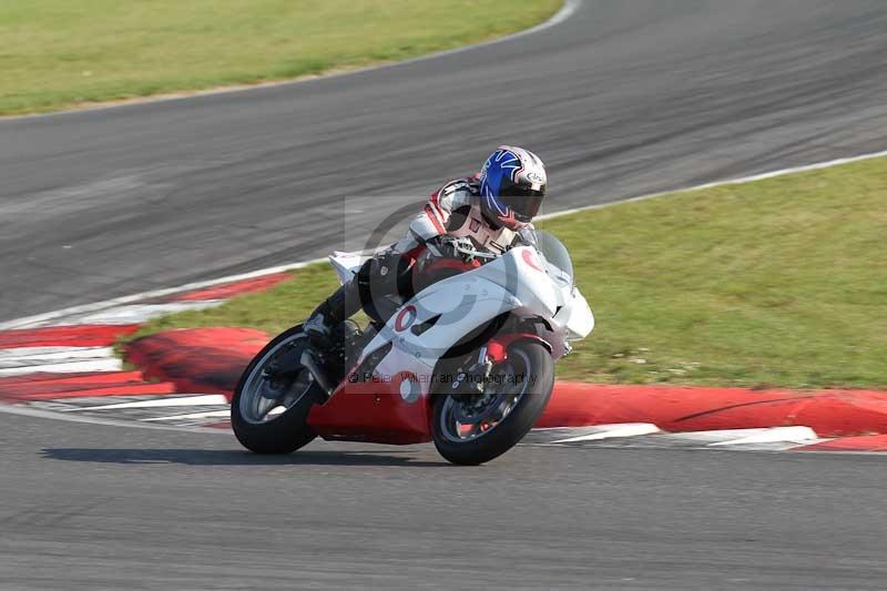Motorcycle action photographs;Trackday digital images;event digital images;eventdigitalimages;no limits trackday;peter wileman photography;snetterton;snetterton circuit norfolk;snetterton photographs;trackday;trackday photos