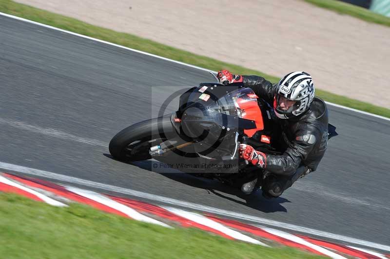 Motorcycle action photographs;event digital images;eventdigitalimages;no limits trackday;oulton park;oulton park circuit cheshire;oulton park photographs;peter wileman photography;trackday;trackday digital images;trackday photos