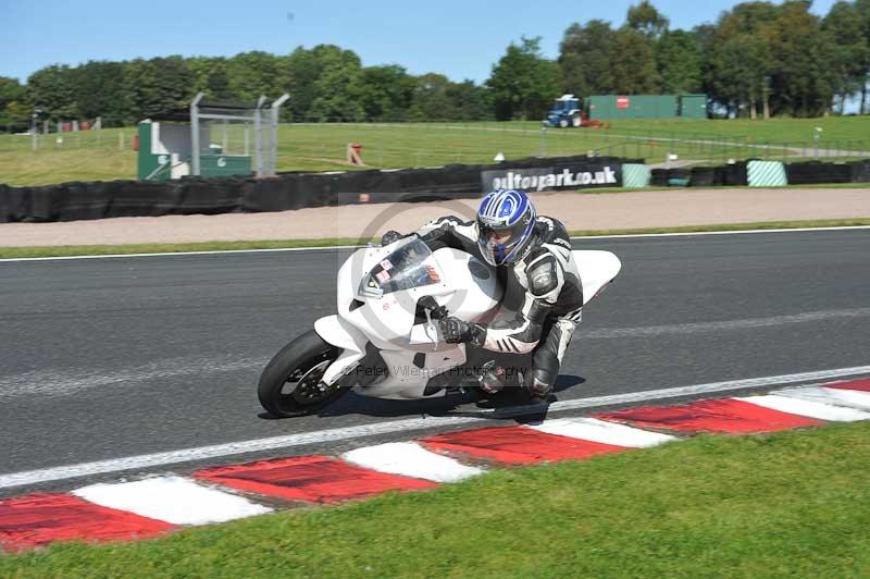 Motorcycle action photographs;event digital images;eventdigitalimages;no limits trackday;oulton park;oulton park circuit cheshire;oulton park photographs;peter wileman photography;trackday;trackday digital images;trackday photos
