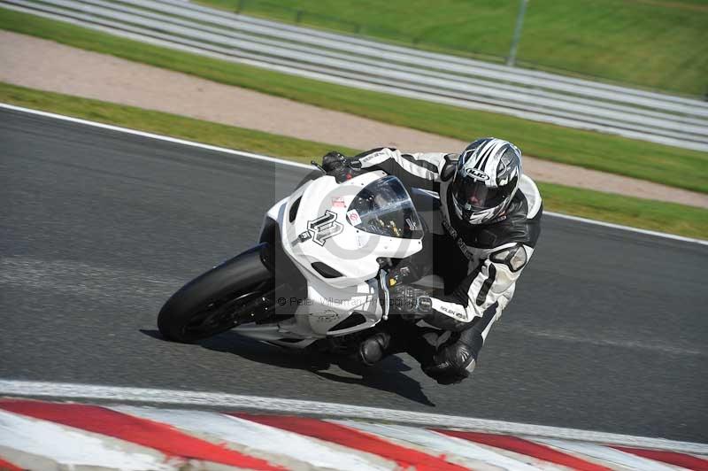Motorcycle action photographs;event digital images;eventdigitalimages;no limits trackday;oulton park;oulton park circuit cheshire;oulton park photographs;peter wileman photography;trackday;trackday digital images;trackday photos