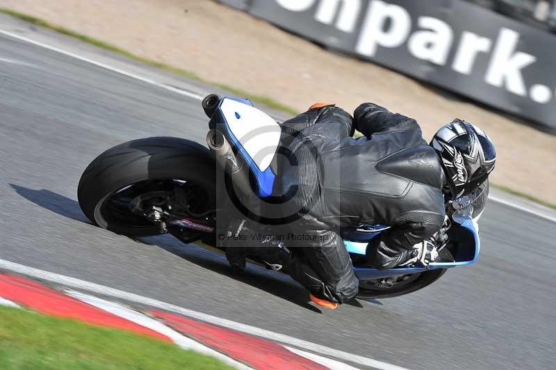 Motorcycle action photographs;event digital images;eventdigitalimages;no limits trackday;oulton park;oulton park circuit cheshire;oulton park photographs;peter wileman photography;trackday;trackday digital images;trackday photos