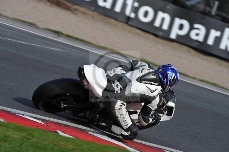 Motorcycle action photographs;event digital images;eventdigitalimages;no limits trackday;oulton park;oulton park circuit cheshire;oulton park photographs;peter wileman photography;trackday;trackday digital images;trackday photos