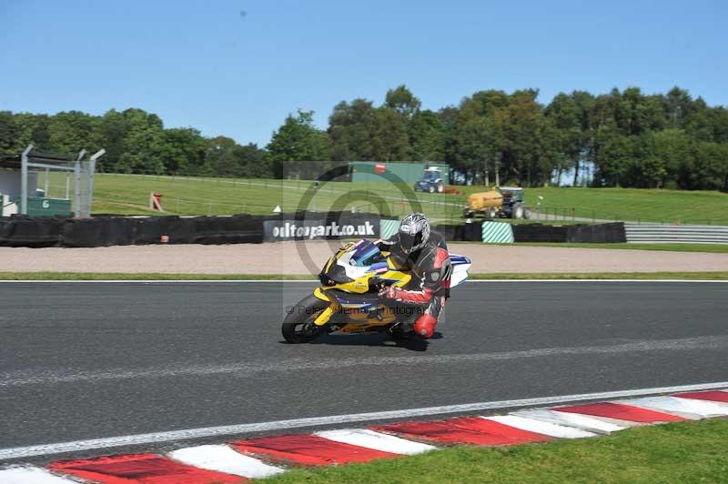 Motorcycle action photographs;event digital images;eventdigitalimages;no limits trackday;oulton park;oulton park circuit cheshire;oulton park photographs;peter wileman photography;trackday;trackday digital images;trackday photos