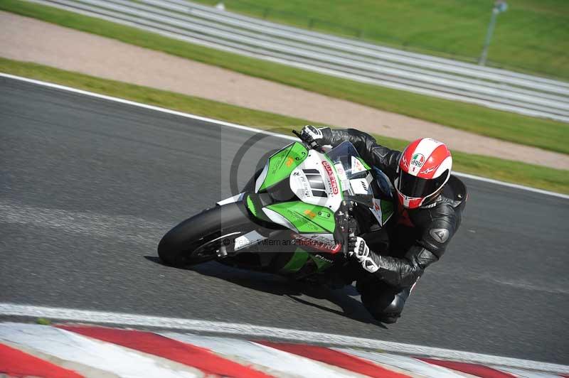 Motorcycle action photographs;event digital images;eventdigitalimages;no limits trackday;oulton park;oulton park circuit cheshire;oulton park photographs;peter wileman photography;trackday;trackday digital images;trackday photos