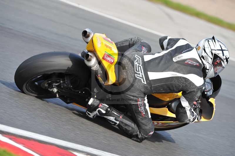 Motorcycle action photographs;event digital images;eventdigitalimages;no limits trackday;oulton park;oulton park circuit cheshire;oulton park photographs;peter wileman photography;trackday;trackday digital images;trackday photos