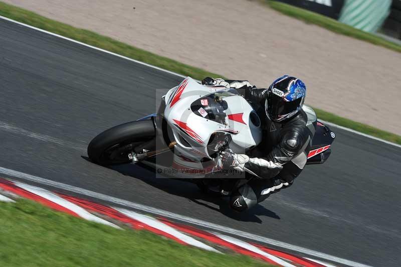 Motorcycle action photographs;event digital images;eventdigitalimages;no limits trackday;oulton park;oulton park circuit cheshire;oulton park photographs;peter wileman photography;trackday;trackday digital images;trackday photos