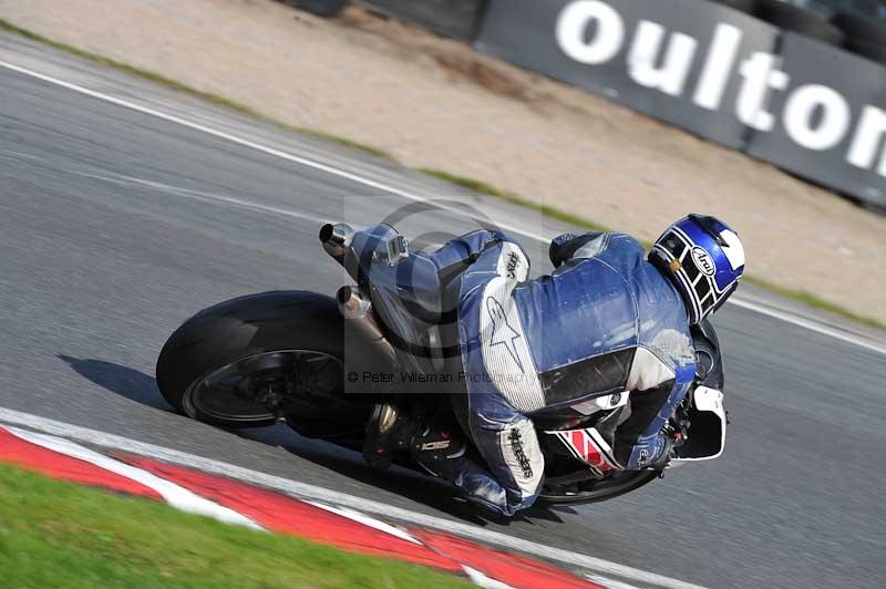 Motorcycle action photographs;event digital images;eventdigitalimages;no limits trackday;oulton park;oulton park circuit cheshire;oulton park photographs;peter wileman photography;trackday;trackday digital images;trackday photos
