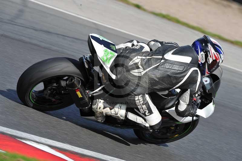 Motorcycle action photographs;event digital images;eventdigitalimages;no limits trackday;oulton park;oulton park circuit cheshire;oulton park photographs;peter wileman photography;trackday;trackday digital images;trackday photos