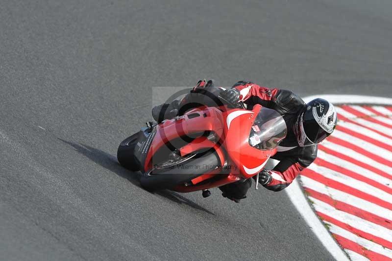 Motorcycle action photographs;event digital images;eventdigitalimages;no limits trackday;oulton park;oulton park circuit cheshire;oulton park photographs;peter wileman photography;trackday;trackday digital images;trackday photos