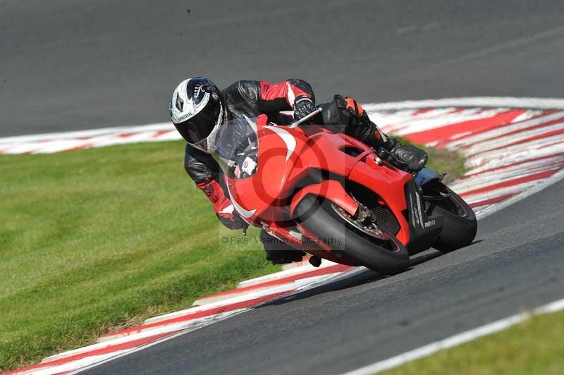 Motorcycle action photographs;event digital images;eventdigitalimages;no limits trackday;oulton park;oulton park circuit cheshire;oulton park photographs;peter wileman photography;trackday;trackday digital images;trackday photos