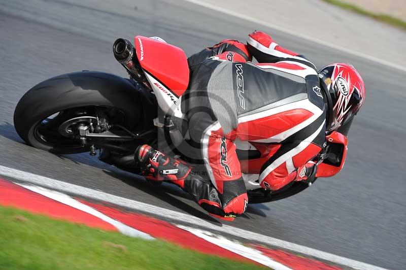 Motorcycle action photographs;event digital images;eventdigitalimages;no limits trackday;oulton park;oulton park circuit cheshire;oulton park photographs;peter wileman photography;trackday;trackday digital images;trackday photos