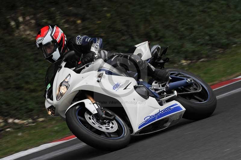 Motorcycle action photographs;Trackday digital images;cadwell;cadwell park photographs;event digital images;eventdigitalimages;motor racing louth lincolnshire;no limits trackdays;peter wileman photography;trackday;trackday photos