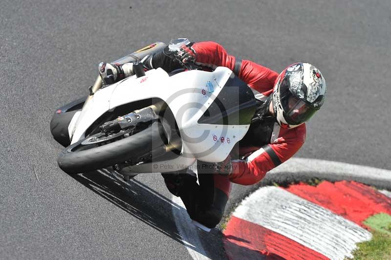 Motorcycle action photographs;Trackday digital images;cadwell;cadwell park photographs;event digital images;eventdigitalimages;motor racing louth lincolnshire;no limits trackdays;peter wileman photography;trackday;trackday photos