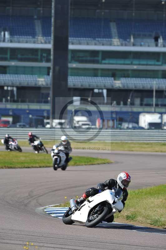 Rockingham no limits trackday;enduro digital images;event digital images;eventdigitalimages;no limits trackdays;peter wileman photography;racing digital images;rockingham raceway northamptonshire;rockingham trackday photographs;trackday digital images;trackday photos