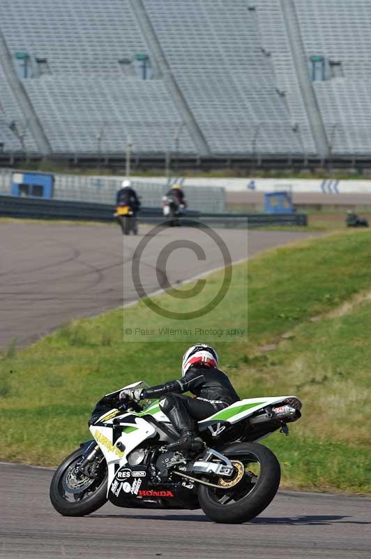 Rockingham no limits trackday;enduro digital images;event digital images;eventdigitalimages;no limits trackdays;peter wileman photography;racing digital images;rockingham raceway northamptonshire;rockingham trackday photographs;trackday digital images;trackday photos