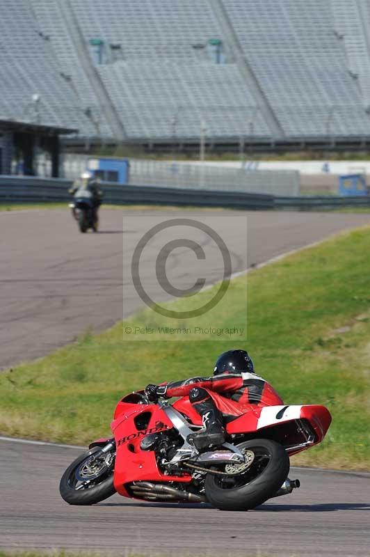 Rockingham no limits trackday;enduro digital images;event digital images;eventdigitalimages;no limits trackdays;peter wileman photography;racing digital images;rockingham raceway northamptonshire;rockingham trackday photographs;trackday digital images;trackday photos