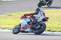 Rockingham-no-limits-trackday;enduro-digital-images;event-digital-images;eventdigitalimages;no-limits-trackdays;peter-wileman-photography;racing-digital-images;rockingham-raceway-northamptonshire;rockingham-trackday-photographs;trackday-digital-images;trackday-photos