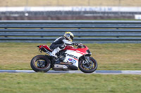 Rockingham-no-limits-trackday;enduro-digital-images;event-digital-images;eventdigitalimages;no-limits-trackdays;peter-wileman-photography;racing-digital-images;rockingham-raceway-northamptonshire;rockingham-trackday-photographs;trackday-digital-images;trackday-photos