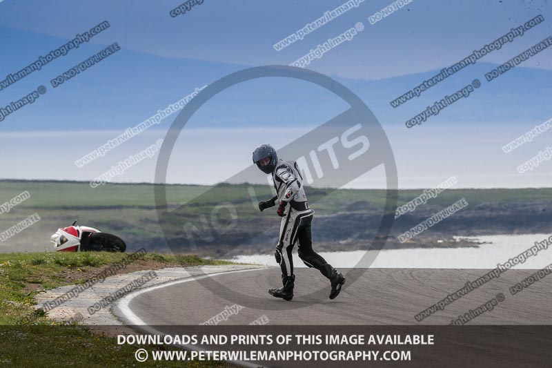 anglesey no limits trackday;anglesey photographs;anglesey trackday photographs;enduro digital images;event digital images;eventdigitalimages;no limits trackdays;peter wileman photography;racing digital images;trac mon;trackday digital images;trackday photos;ty croes