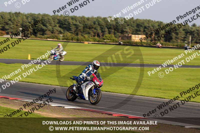 Rockingham no limits trackday;enduro digital images;event digital images;eventdigitalimages;no limits trackdays;peter wileman photography;racing digital images;rockingham raceway northamptonshire;rockingham trackday photographs;trackday digital images;trackday photos