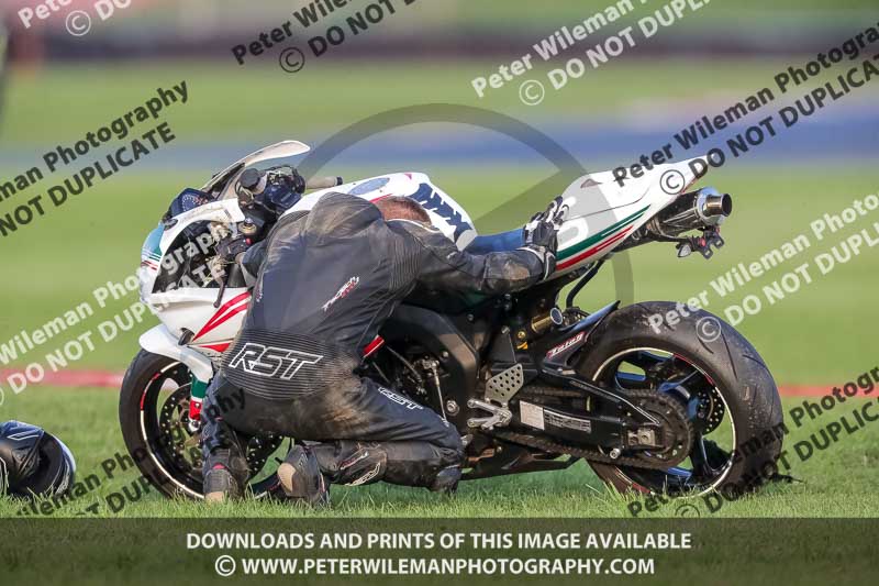 Rockingham no limits trackday;enduro digital images;event digital images;eventdigitalimages;no limits trackdays;peter wileman photography;racing digital images;rockingham raceway northamptonshire;rockingham trackday photographs;trackday digital images;trackday photos