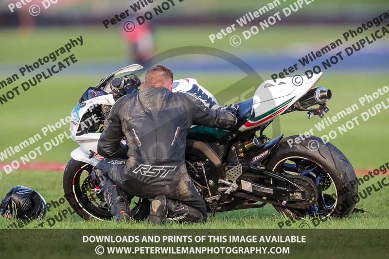 Rockingham no limits trackday;enduro digital images;event digital images;eventdigitalimages;no limits trackdays;peter wileman photography;racing digital images;rockingham raceway northamptonshire;rockingham trackday photographs;trackday digital images;trackday photos